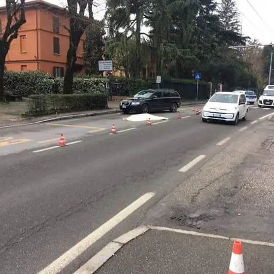 Investita mentre attraversa sulle strisce pedonali, muore medico