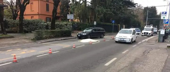 Investita mentre attraversa sulle strisce pedonali, muore medico