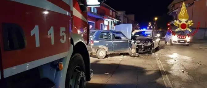 Scontro frontale sulla statale 106, 5 feriti tra cui una bimba