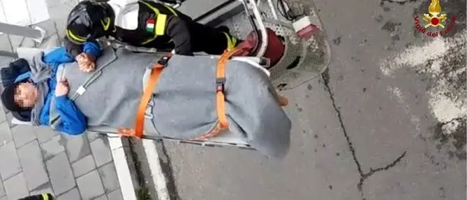 Lamezia, dimesso dall'ospedale non riesce a rientrare in casa: ci pensano i vigili del fuoco