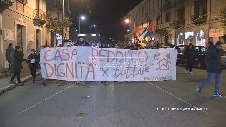 Cosenza, Prendocasa in marcia per il diritto a un alloggio (VIDEO)