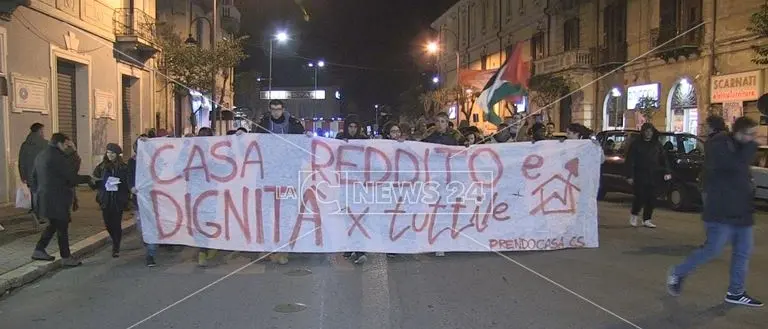 Cosenza, Prendocasa in marcia per il diritto a un alloggio (VIDEO)