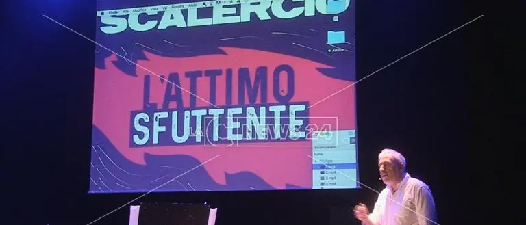 Cosenza, “L'attimo sfuttente” fa il pieno di consensi (VIDEO)