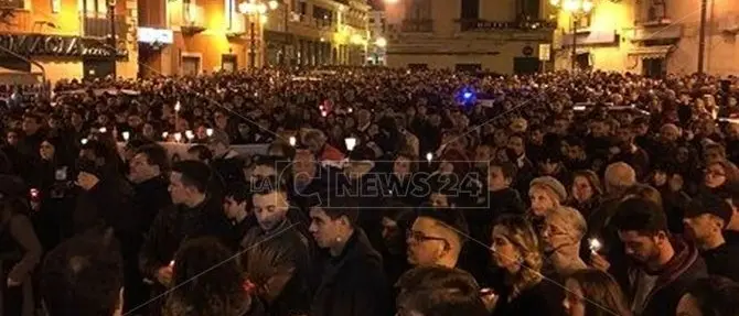 Crotone, fiaccole accese per ricordare Giuseppe