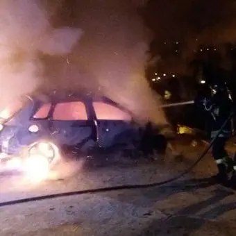 Notte di fuoco a Catanzaro, in fiamme abitazioni e auto