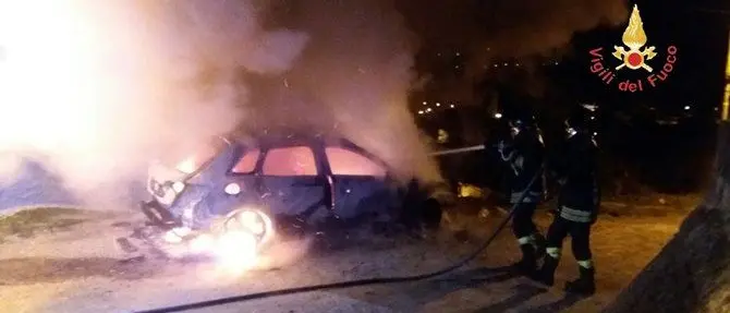 Notte di fuoco a Catanzaro, in fiamme abitazioni e auto
