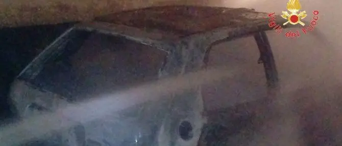 Pianopoli, due auto in fiamme: non si esclude il dolo