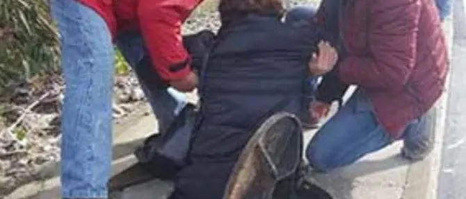 Catanzaro, rimane incastrata in un tombino: salvata dai passanti