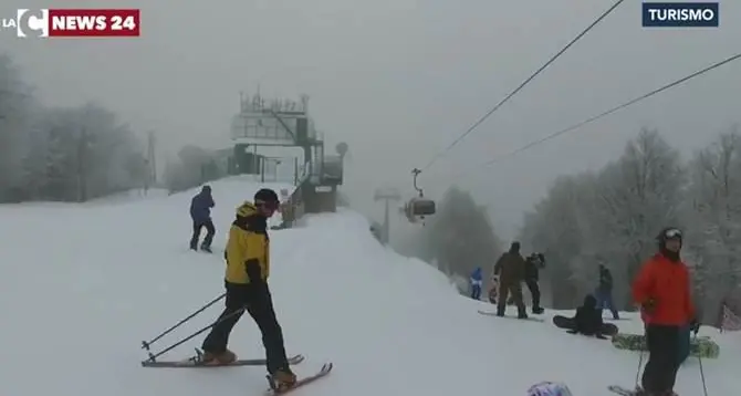 Tanta neve in Sila, è boom di presenze sulle piste da sci (VIDEO)