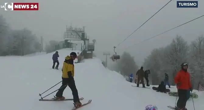 Tanta neve in Sila, è boom di presenze sulle piste da sci (VIDEO)