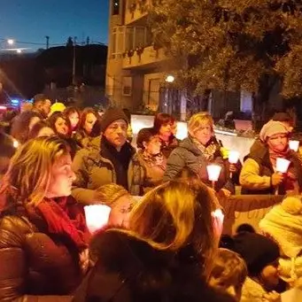 Una fiaccolata sulla strada killer in ricordo della giovane mamma morta