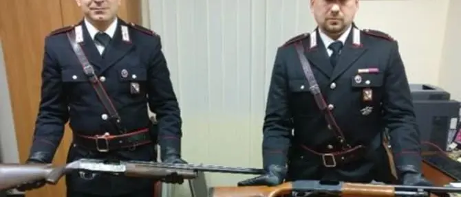 Sequestra due giovani minacciandoli con un fucile, arrestato dai carabinieri