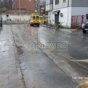 Cosenza, lavori “segnalati” con le canne: studente cade nel cemento