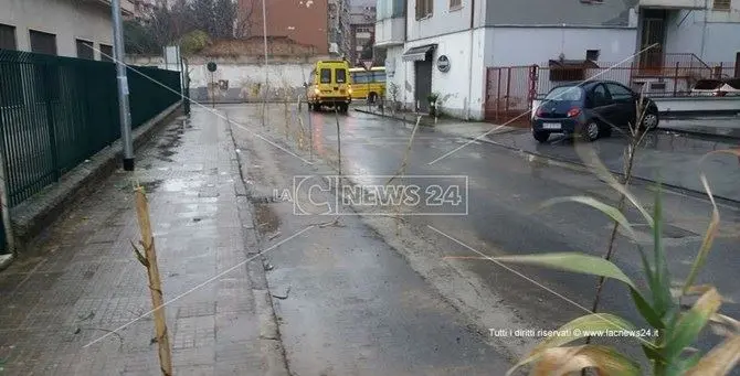 Cosenza, lavori “segnalati” con le canne: studente cade nel cemento