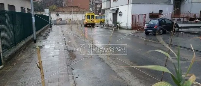 Cosenza, lavori “segnalati” con le canne: studente cade nel cemento