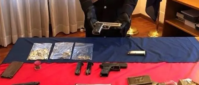 Cosenza, armi e droga in casa: coppia finisce in manette