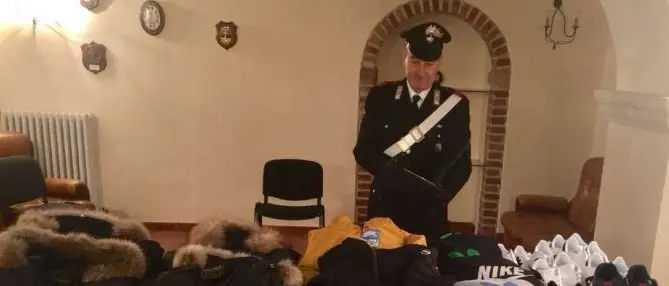 Controlli sull'isola pedonale di Cosenza, sequestrato abbigliamento contraffatto