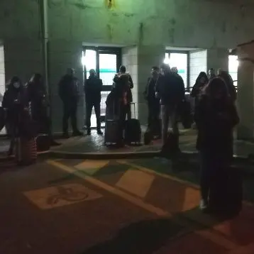 Pendolari nel caos a Paola, i bus non attendono l'arrivo dei treni