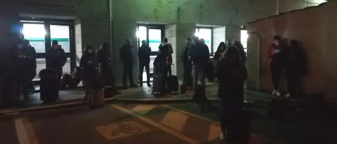 Pendolari nel caos a Paola, i bus non attendono l'arrivo dei treni