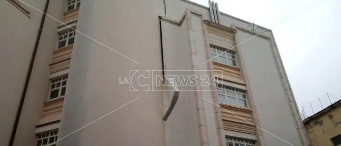 Catanzaro, maltempo: il vento colpisce anche il Politeama