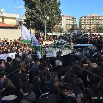 Crotone, in migliaia per l’ultimo saluto a Giuseppe (VIDEO)