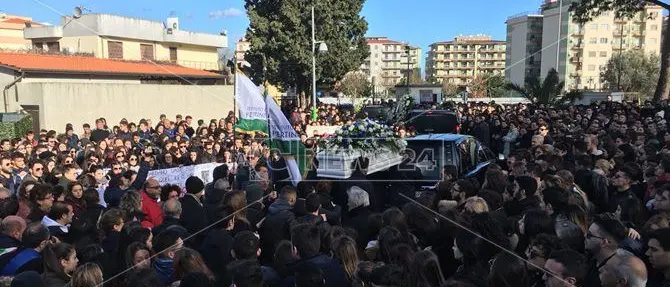 Crotone, in migliaia per l’ultimo saluto a Giuseppe (VIDEO)