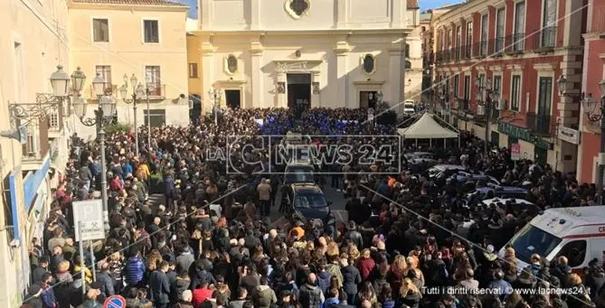 Il dolore di Crotone che si stringe alla famiglia del 19enne ucciso (VIDEO)