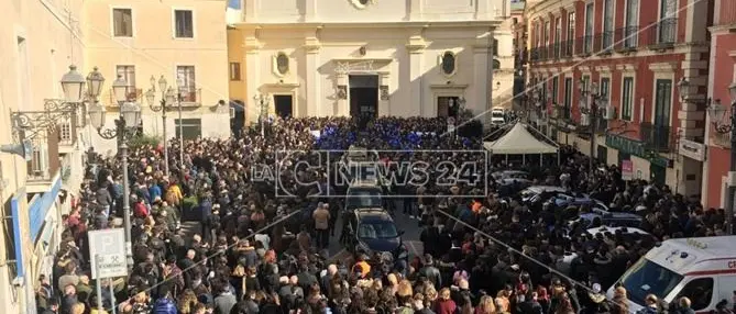 Il dolore di Crotone che si stringe alla famiglia del 19enne ucciso (VIDEO)