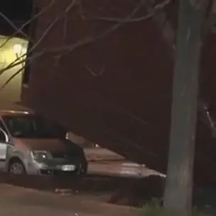 Vento forte in Calabria, una tettoia precipita su un'auto in transito