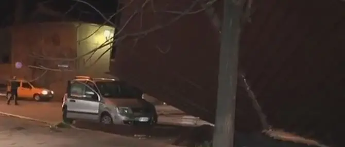 Vento forte in Calabria, una tettoia precipita su un'auto in transito