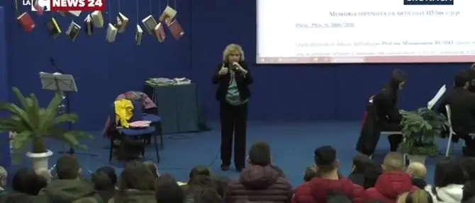 Indagata con Adriana Musella, la preside sul palco della scuola canta e contrattacca (VIDEO)