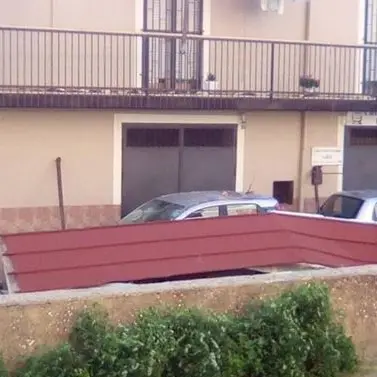 Corigliano, crolla un'altra tettoia per il vento. Gravi danni (FOTO)
