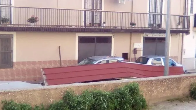 Corigliano, crolla un'altra tettoia per il vento. Gravi danni (FOTO)