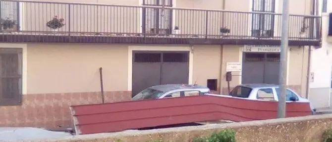 Corigliano, crolla un'altra tettoia per il vento. Gravi danni (FOTO)