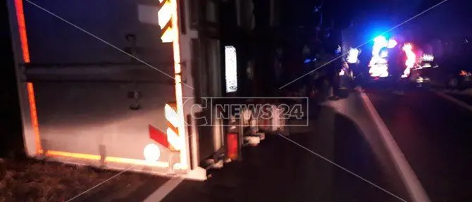 Guardavalle, tir in transito ribaltato dal forte vento sulla statale 106