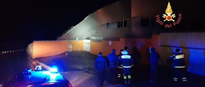 Simeri, albero crolla su abitazione: famiglia allontanata