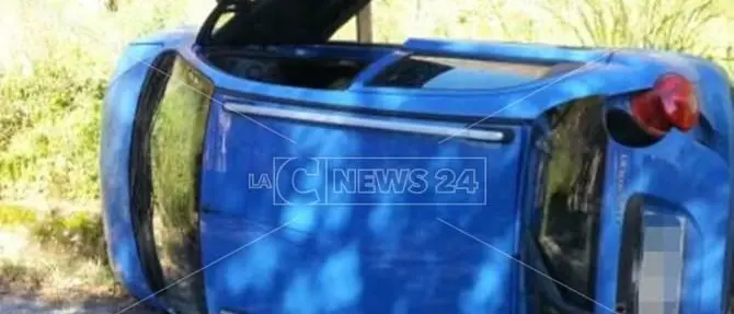 Auto si ribalta, ferito anziano nel Catanzarese