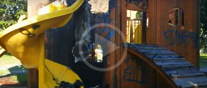 Reggio, bruciano le giostre dei bimbi per mano dei balordi (VIDEO)