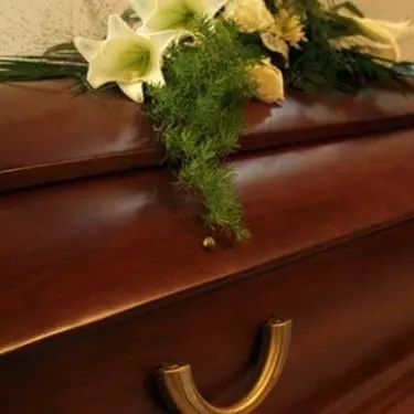 L’obitorio dell’ospedale è piccolo, salme collocate nel corridoio