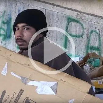 Da tre mesi vive per strada a Vibo, l’appello di Assan: «Voglio tornare a casa» (VIDEO)