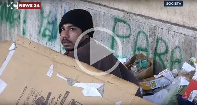 Da tre mesi vive per strada a Vibo, l’appello di Assan: «Voglio tornare a casa» (VIDEO)