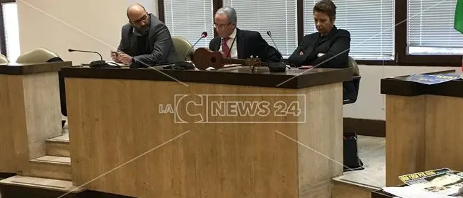 Crotone, si rivede l'ukulele di Rino Gaetano