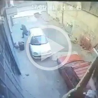 Tragedia sfiorata a Mesoraca, uomo quasi travolto dal crollo del tetto (VIDEO)