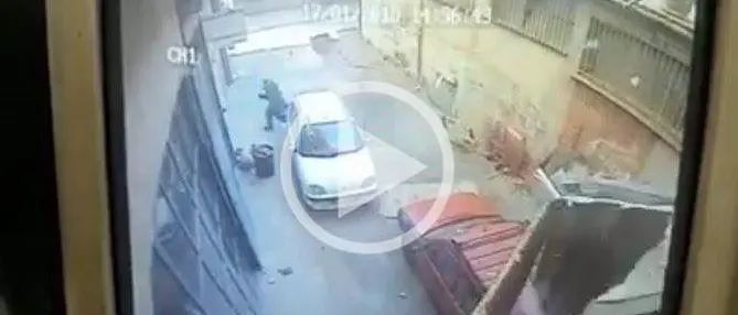 Tragedia sfiorata a Mesoraca, uomo quasi travolto dal crollo del tetto (VIDEO)