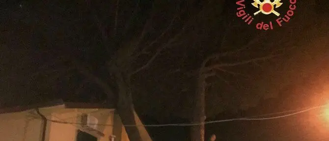 Abitazione evacuata a Simeri, seconda giornata fuori casa per una famiglia