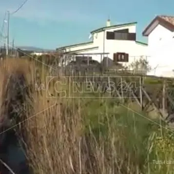 L’area è a rischio idrogeologico: 80 villette sequestrate a Crotone (VIDEO)