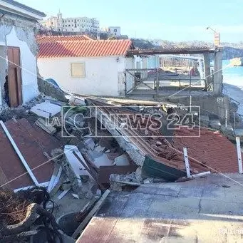 La mareggiata distrugge una casa a Tropea, danni ingenti su tutta la costa vibonese (VIDEO E FOTO)