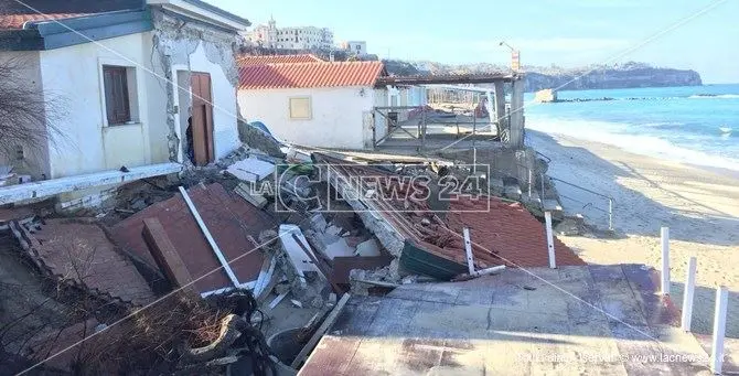 La mareggiata distrugge una casa a Tropea, danni ingenti su tutta la costa vibonese (VIDEO E FOTO)