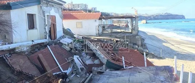 La mareggiata distrugge una casa a Tropea, danni ingenti su tutta la costa vibonese (VIDEO E FOTO)
