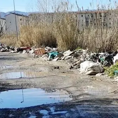 Crati, discarica a cielo aperto sulle sponde del fiume